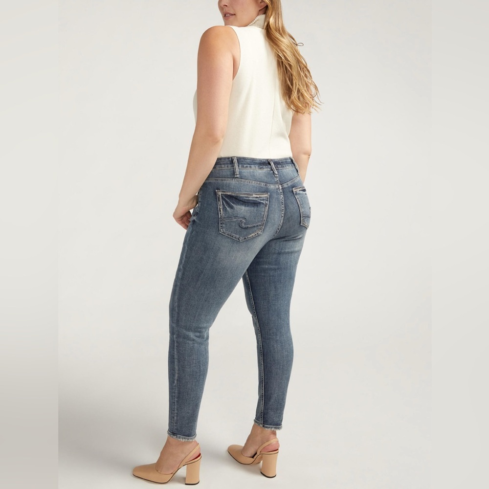 Silver Suki Mid Rise Stretchy Distressed Skinny Jeans Size 32